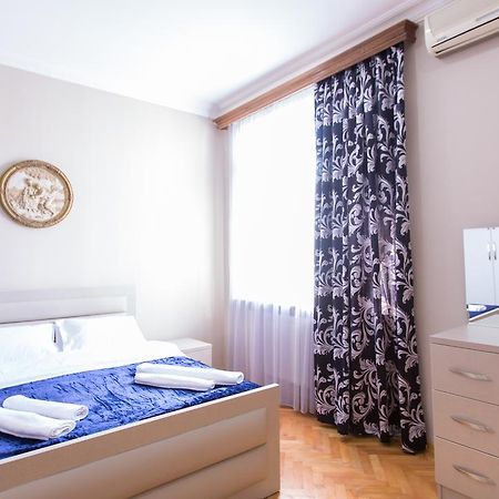Hotel Cattaleya Batumi Bagian luar foto