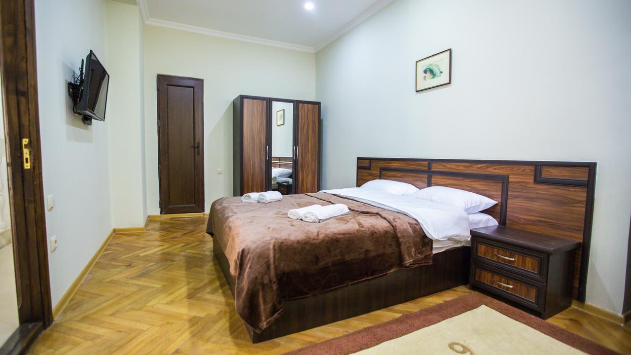 Hotel Cattaleya Batumi Bagian luar foto