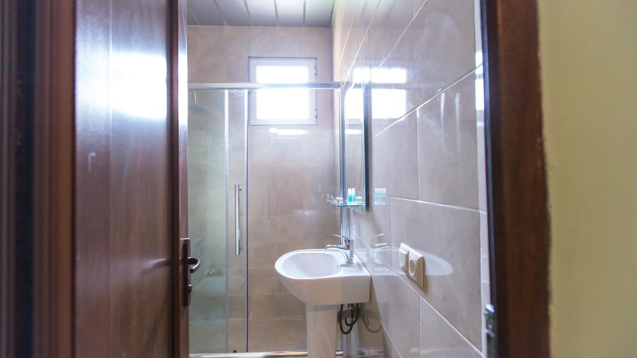 Hotel Cattaleya Batumi Bagian luar foto