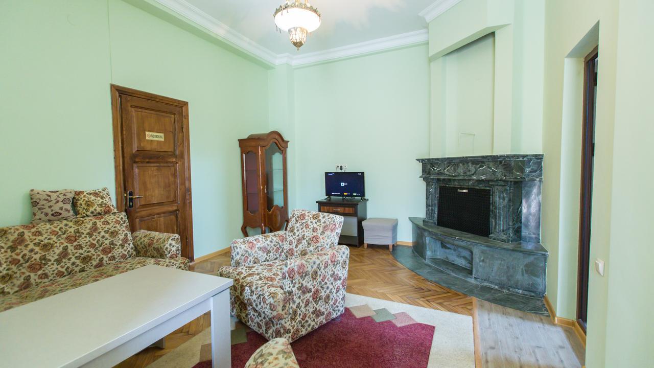 Hotel Cattaleya Batumi Bagian luar foto