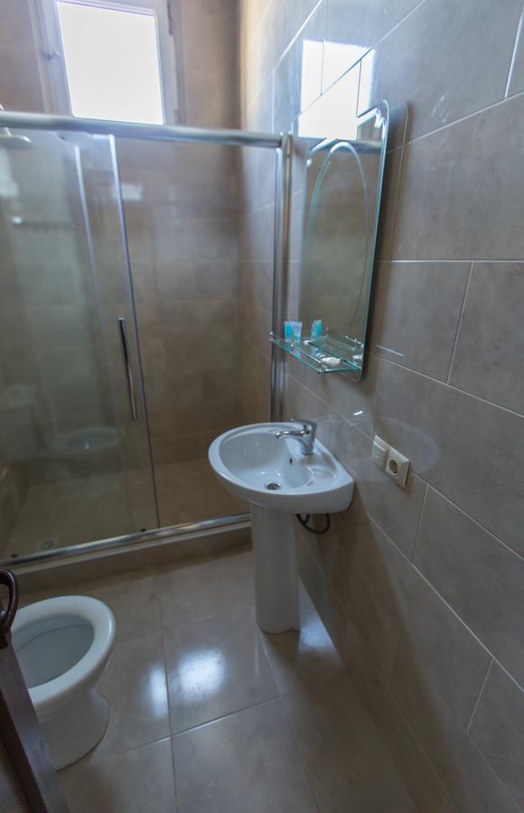 Hotel Cattaleya Batumi Bagian luar foto